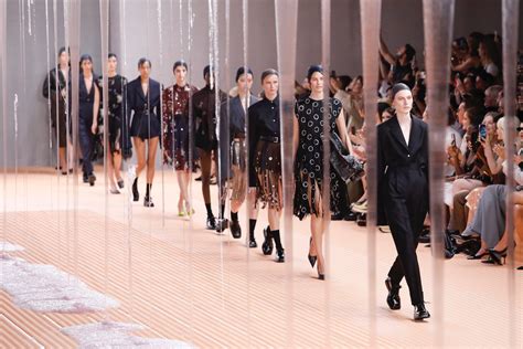 sfilata prada diretta|Milano Fashion Week, guarda la sfilata di Prada (VIDEO) .